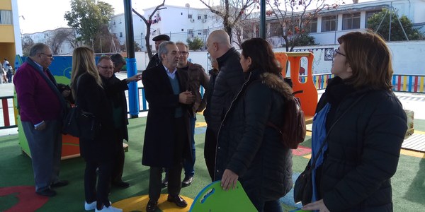Culminan las obras impulsadas por el Distrito Cerro-Amate en el CEIP Victoria Díez, que incluyen la instalación de juegos infantiles y mejoras en los cerramientos del centro educativo