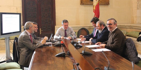 El alcalde analiza con la CES, UGT y CCOO la estrategia de ampliación urgente del parque de Emvisesa y el avance del Plan Municipal de  Vivienda 2018-2023