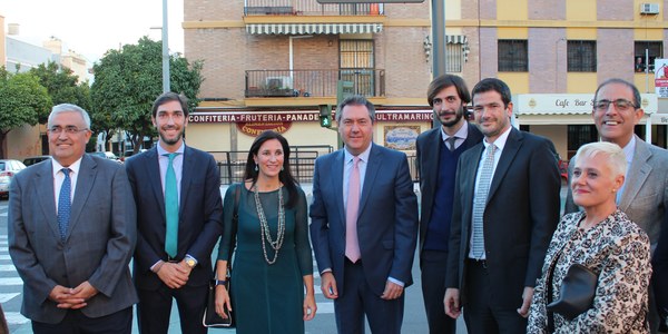 El alcalde de Sevilla inaugura la nueva denominación de la calle Manuel Ramón Alarcón, antigua Tomás Murube, en cumplimiento de la Ley de Memoria Histórica