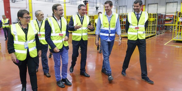 El alcalde de Sevilla y el consejero de Fomento y Vivienda visitan la nueva estación logística de Amazon en Sevilla, la primera de Andalucía