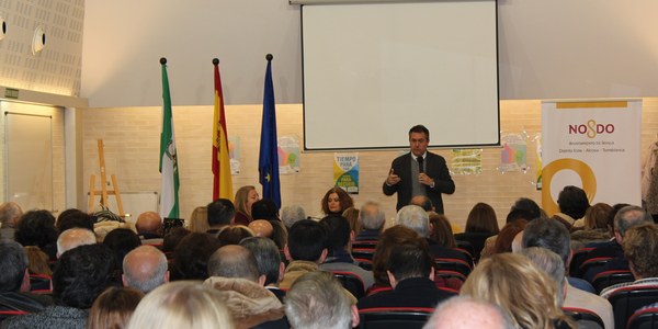 El alcalde garantiza a representantes de 40 entidades de Sevilla Este que el acuerdo alcanzado con Fomento y la Junta permite desbloquear el Metro tras años de parón y avanzar hacia una red completa
