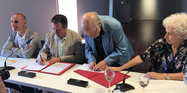El alcalde y el pintor Luis Gordillo firman un acuerdo para que Sevilla cuente con una muestra permanente del artista en el convento de Santa Clara