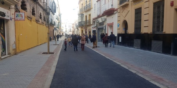 El Ayuntamiento aclara que las obras de la calle Amor de Dios no han culminado, se ha garantizado el tránsito de las cofradías con el asfaltado provisional de un tramo inconcluso  de 15 metros y se retomarán tras la Semana Santa como estaba previsto