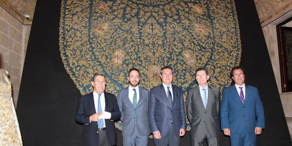 El Ayuntamiento acoge hasta el próximo 3 de junio la exposición ‘Pasión según Sevilla’ con la que se conmemoran las distintas efemérides que la hermandad celebra a lo largo de 2018