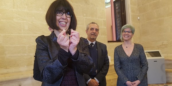 El Ayuntamiento acoge la entrega del premio ‘Arte por la Vida que reconoce a Águeda Izquierdo, primera trasplantada de Andalucía por cardiopatía congénita