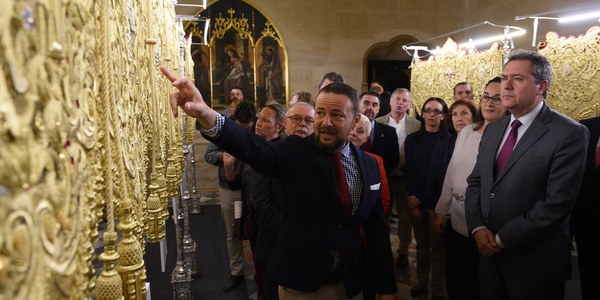 El Ayuntamiento acoge la exposición del nuevo palio de la Hermandad de San Pablo realizado en los talleres de Charo Bernardino según un diseño de Javier Sánchez de los Reyes