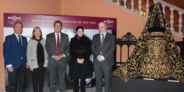 El Ayuntamiento acoge la exposición 'El taller de Caro: la excelencia de una saga', en homenaje a este emblemático taller de bordados que ha cumplido cien años de historia