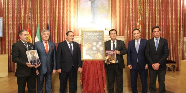 El Ayuntamiento acoge la presentación de la primera enciclopedia sobre el mundo de los capataces, auxiliares y costaleros de la Semana Santa de Sevilla