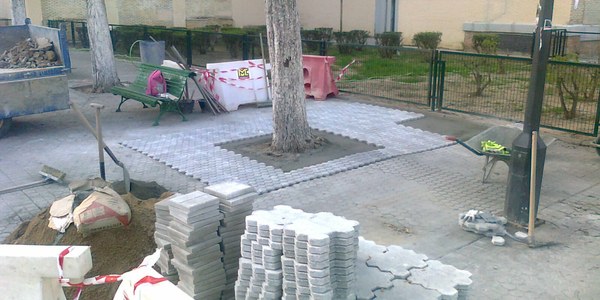 El Ayuntamiento acomete obras  de mejora en la plaza de la barriada de Rochelambert que se rotulará con el nombre del líder vecinal Antonio Pozuelo Méndez