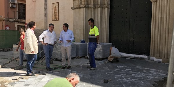 El Ayuntamiento acomete obras  para garantizar la accesibilidad en  la Plaza de San Román, que tendrá también por vez primera arbolado