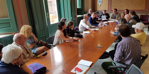 El Ayuntamiento acuerda con vecinos y comerciantes del Pumarejo un refuerzo de la limpieza, la vigilancia policial y la intervención social para mejorar la convivencia en esta zona del Distrito Casco Antiguo