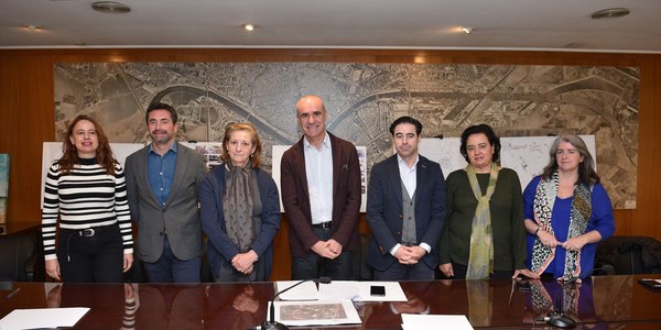 El Ayuntamiento acuerda un programa de actuación para mejorar el paisaje urbano, un adecuado uso del espacio público y favorecer la convivencia entre operadores turísticos y residentes en el barrio de Santa Cruz
