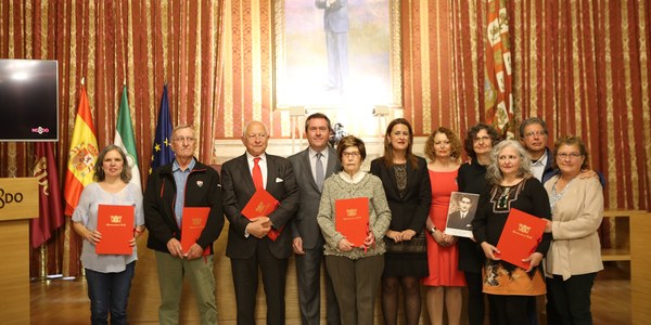 El Ayuntamiento celebra un acto de homenaje a la plantilla municipal represaliada durante la Guerra Civil y dictadura franquista y entrega las actas de reparación a sus familiares