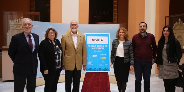 El Ayuntamiento coloca señalíticas que distinguen a Sevilla como Ciudad Amiga de la Infancia por parte de UNICEF en cuatro vías de entrada de acceso a Sevilla y en Puerta de Jerez