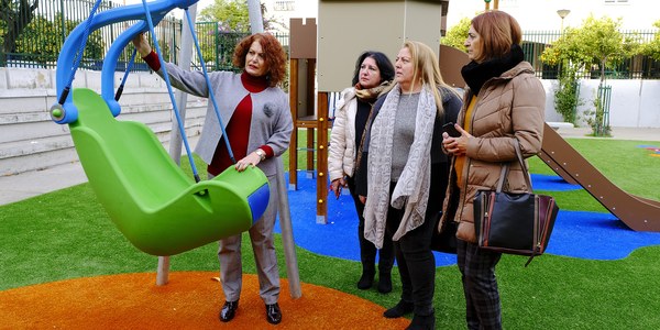 El Ayuntamiento concluye el primer parque infantil del distrito Este-Alcosa-Torreblanca con un nuevo diseño que recrea un castillo de juguetes y con columpios para menores con diversidad funcional