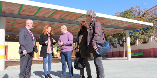 El Ayuntamiento concluye las obras de construcción de una cubierta para la creación  de un espacio de sombra en el colegio Arias Montano que ha contado con un presupuesto de 106.000 euros