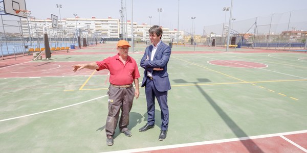 El Ayuntamiento concluye las tareas de refuerzo y reinstalación de 18 torres de  iluminación del Centro Deportivo Hytasa