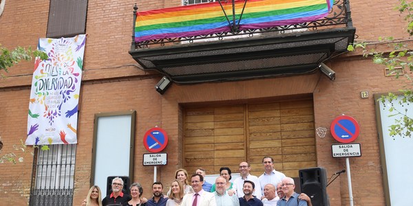 El Ayuntamiento conmemora el 40 aniversario del primer mitin y la primera manifestación por la libertad sexual en Andalucía con el despliegue de la bandera LGTBI en la sede del Distrito Casco Antiguo