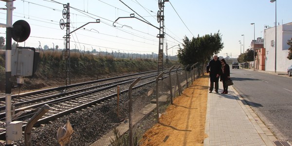 El Ayuntamiento construye otro tramo de acera en la Avenida de Jerez para facilitar el acceso al apeadero de Renfe y reasfaltará toda esta vía de Bellavista con pavimento fonorreductor para reducir el ruido del tráfico