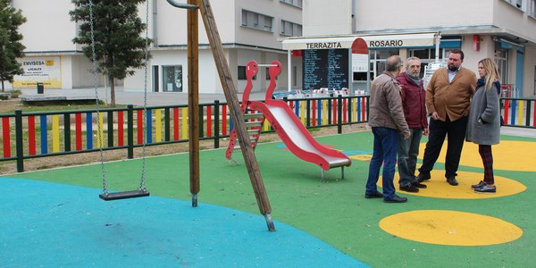 El Ayuntamiento construye una nueva zona de juegos infantiles en la calle Eduardo Torres, en Nuevo Amate
