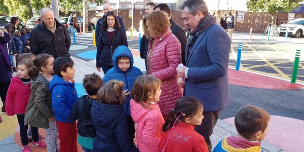 El Ayuntamiento culmina el primer proyecto de itinerario escolar peatonal y ciclista seguro en el CEIP Sor Ángela de la Cruz con el objetivo de ampliarlo a otros centros educativos