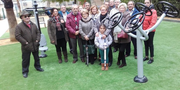 El Ayuntamiento culmina la instalación de un área con aparatos biosaludables en el Parque Puerto de las Palomas, en el barrio de Rochelambert