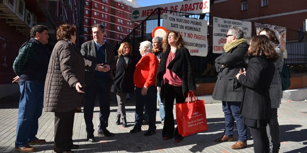 El Ayuntamiento culmina la micropeatonalización del entorno del mercado de abastos de Los Remedios consensuada con placeros, comercios y residentes
