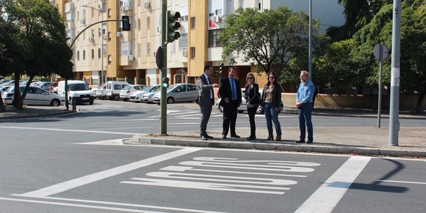 El Ayuntamiento culmina la renovación de las tres cuartas partes de las señales horizontales del Distrito Cerro-Amate tras 117.400 euros de inversión y en la que es la primera fase de una actuación masiva en las calles de sus barriadas