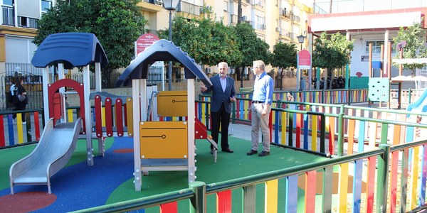 El Ayuntamiento culmina las obras de ampliación del parque infantil de la calle Fray Serafín de Ausejo, en el Distrito Cerro-Amate