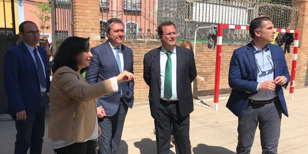 El Ayuntamiento culmina una micropeatonalización, elimina las barreras arquitectónicas e instala nuevos elementos de sombra en los patios en el CEIP Altos Colegios Macarena