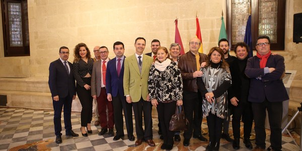 El Ayuntamiento de Sevilla brinda un homenaje al grupo de sevillanas Los Romeros de la Puebla en el espectáculo musical previo al Alumbrado de la Feria de Abril de 2018