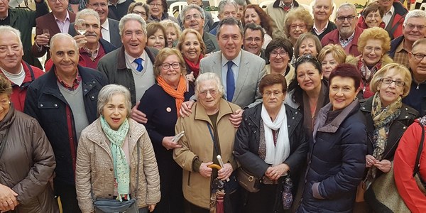 El Ayuntamiento de Sevilla elige mediante un sorteo público a los diez mayores de 65 que participarán en el acto del Alumbrado de la Feria de Abril de 2018