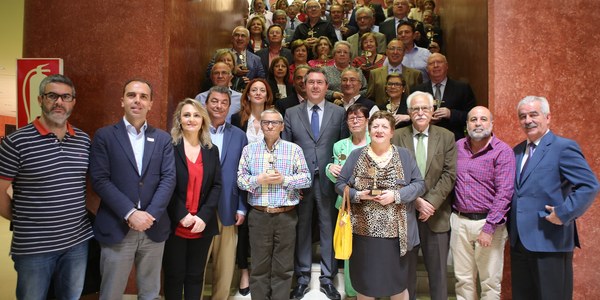 El Ayuntamiento de Sevilla homenajea como “servidores públicos” a 175 empleados y empleadas municipales que se jubilaron entre abril de  2016 y diciembre 2017