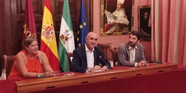 El Ayuntamiento de Sevilla recibe a Marilyn Bobes, ganadora del I Premio Guantanamera de literatura cubana impulsado por la empresa sevillana Lantia