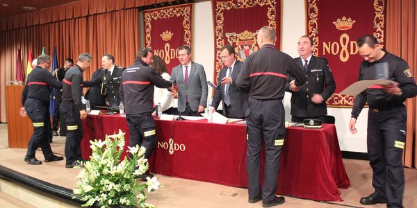 El Ayuntamiento de Sevilla reconoce el esfuerzo y los años de servicio de 41 bomberos y a 79 colaboradores en su formación y 5 entidades y personas con especial vinculación al Cuerpo