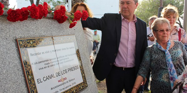 El Ayuntamiento de Sevilla recuerda con un monolito a los represaliados del franquismo obligados a trabajar en el Canal de los Presos en Torreblanca