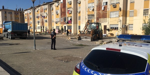 El Ayuntamiento derriba 28 patios ilegales adosados a viviendas de la barriada Murillo del Polígono Sur para recuperar el espacio público y la convivencia vecinal