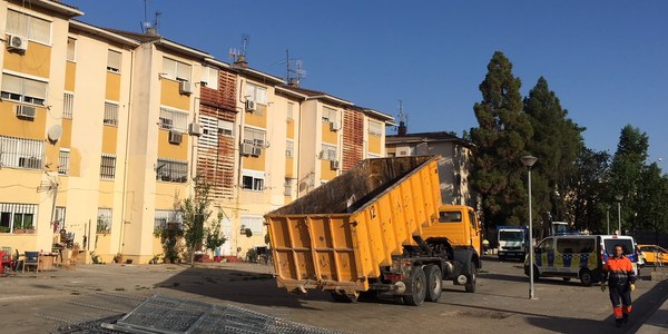 El Ayuntamiento derriba otros diez patios ilegales adosados a viviendas en el Polígono Sur para recuperar el espacio público y la convivencia vecinal