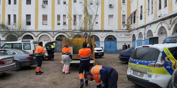 El Ayuntamiento despliega un dispositivo integral de seguridad, limpieza y control de actividades irregulares y de enganches de luz y de agua ilegales en el Edificio Pinillos