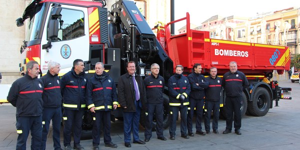 El Ayuntamiento destina 380.000 euros a un novedoso vehículo grúa y portacontenedores para los Bomberos de Sevilla que se enmarca en la inversión de 5 millones realizada en este servicio a lo largo del mandato