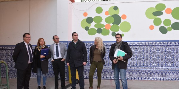 El Ayuntamiento destina 50.000 euros a la reforma del patio del colegio San Isidoro que cuenta con aseos renovados, una zona para juegos infantiles y nuevos equipamientos deportivos