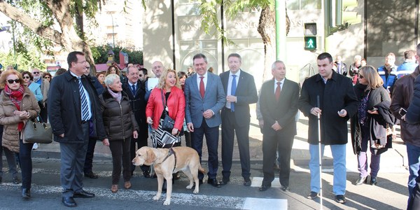 El Ayuntamiento duplicará los cruces semafóricos accesibles para personas ciegas con un nuevo dispositivo en colaboración con la ONCE