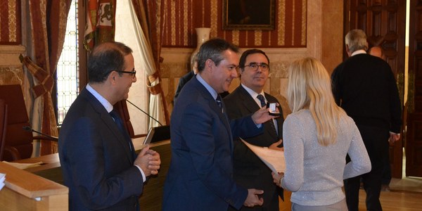 El Ayuntamiento entrega 36 premios de reconocimiento a los mejores expedientes académicos  del curso 2015/16 de la Universidad de Sevilla y de la  Pablo de Olavide