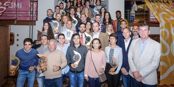 El Ayuntamiento entrega los trofeos a los ganadores en el circuito de carreras populares #Sevilla10 en la ceremonia de clausura