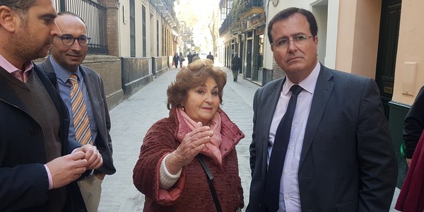 El Ayuntamiento finaliza las obras de Cardenal Spínola que se suma a otras seis calles del  Distrito Casco Antiguo  reurbanizadas con plataforma única para garantizar la accesibilidad del peatón