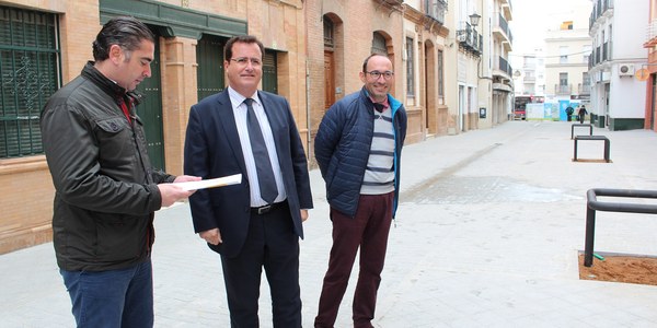 El Ayuntamiento finaliza las obras de renovación de redes y reurbanización de la calle Matahacas que cuenta a partir de ahora con plataforma única y con nuevo arbolado  del que carecía