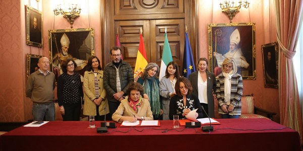 El Ayuntamiento firma un convenio con la Federación Artesanal para garantizar la continuidad de la feria Hecho en Sevilla y el Mercado Navideño para promocionar los talleres e impulsar sus ventas