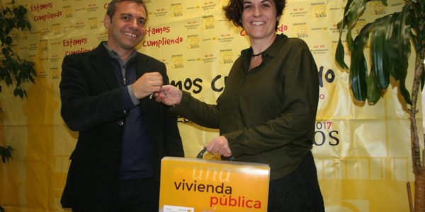El Ayuntamiento hace entrega de las llaves de una segunda vivienda a la “Fundación Atenea-Realidades” para la atención inmediata a personas en situación de vulnerabilidad