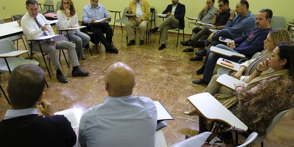El Ayuntamiento implantará un proyecto piloto para poner en marcha mejoras en el sistema de limpieza aprobado en 2012 en el Cerro del Águila de acuerdo con los trabajadores