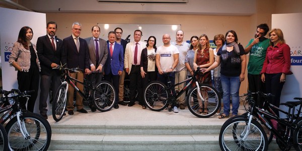 (21/09/2017) El Ayuntamiento impulsa un proyecto piloto de bicicletas compartida en el IES Salvador Távora, en Tres Barrios-Amate, para fomentar la movilidad sostenible y combatir el absentismo escolar